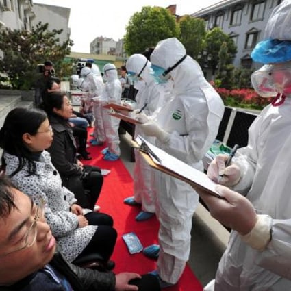 Medical workers conduct an emergency exercise in Hefei, Anhui, to prevent the spread of the H7N9 virus to humans. Photo: Xinhua