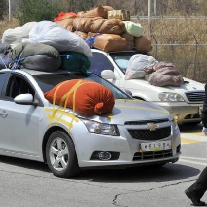 South Korean cars, carrying sacks of clothes made in the Kaesong joint industrial complex, arrive at the border city of Paju. Photo: AFP