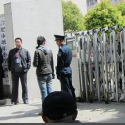 A recent photo showing the arrests of activists at the Hupo school. Screenshot from Sina Weibo. 