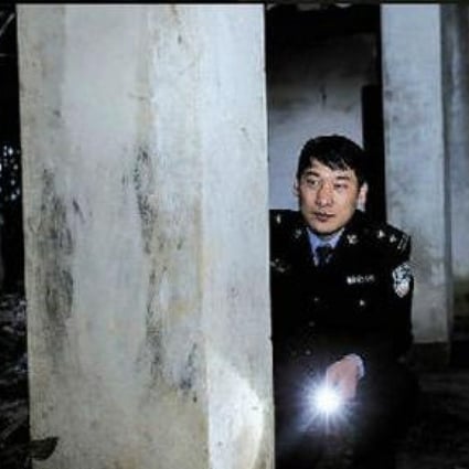 A police officer navigates the 'haunted house'. Photo: Screenshot via Sina Weibo