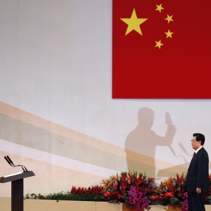 Hong Kong Chief Executive Leung Chun-ying (left) takes oath in front of Chinese President Hu Jintao during the inauguration of the new government in Hong Kong. Photo: Reuters