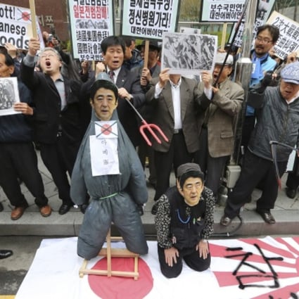 Members from conservative civic organizations with an effigy of Japanese Prime Minister Shinzo Abe shout slogans during a rally to protest Japanese lawmakers who made a visit to Yasukuni Shrine in Tokyo. Photo: AP