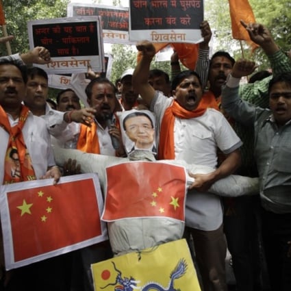 Members of Shiv Sena, a Hindu right-wing political party, prepare to burn an effigy of Chinese Premier Li Keqiang as they demonstrate near India's Parliament, in New Delhi, May 19, 2013. Photo: AP 