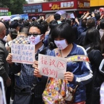 Protesters wear face masks at a demonstration in Kunming on May 16. Photo: Screenshot from Sina Weibo