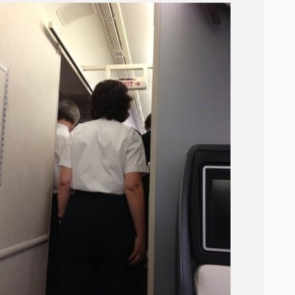 A passenger's photo shared on Weibo of cabin crew helping a woman on the United Airlines flight. Photo: Screenshot via @想要拥有姜Gary on Weibo