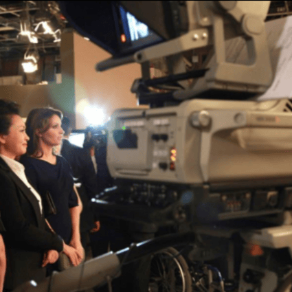 Peng Liyuan observing the making of a soap opera episode, Mexico City, on Wednesday. Photo via the Facebook page of Mexico's First Lady Angélica Rivera