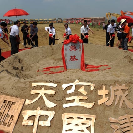 People attending the groundbreaking ceremony of the "Sky City" building, claimed to be the world highest buidling with a total height of 838 meters, in Changsha, central China's Hunan province. Photo: AFP