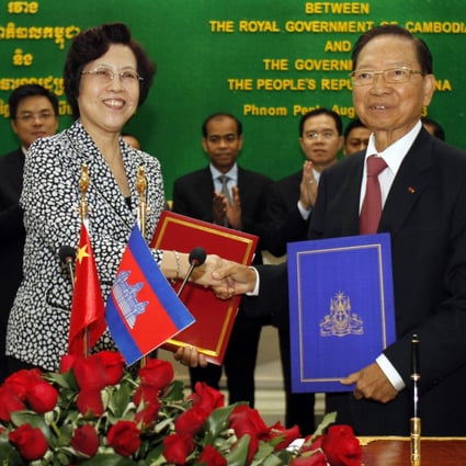 Cambodian Deputy Prime Minister Keat Chhon and ambassador Bu Jianguo at a signing ceremony in Phnom Penh. Photo: Xinhua