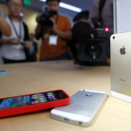 New Apple iPhones are displayed during an Apple press conference in Beijing on September 11, 2013. Photo: AFP