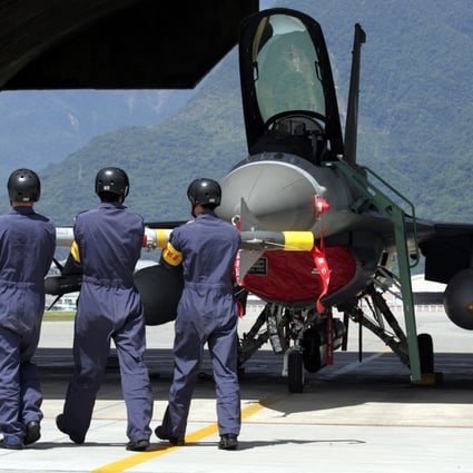 Taiwanese airforce crew load a missile on to an F-16 fighter jet in a drill at the Hualien air base. Taiwan’s air force may soon be armed with “smart” munitions. Photo: Reuters