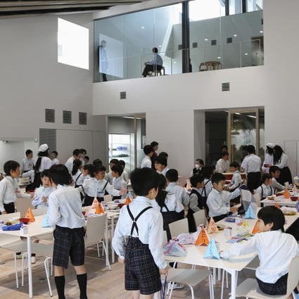 Lunchtime at a primary school cafeteria in Japan, where good manners and mutual help are staples. Photo: Corbis