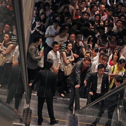  Prospective buyers and agents pile into a sale of luxury flats in West Kowloon. Photo: Felix Wong
