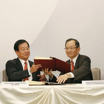 Calvin Eu Mun Hoo (left) of Singapore and Taiwan's Hsieh Fa-dah, exchange trade agreements. Photo: AP