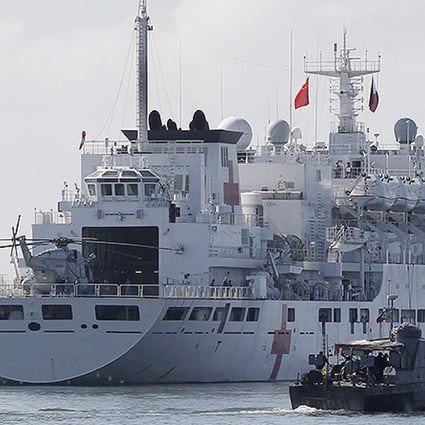 A Philippine Navy patrol boat approaches Chinese hospital ship Peace Ark off Leyte. Photo: EPA