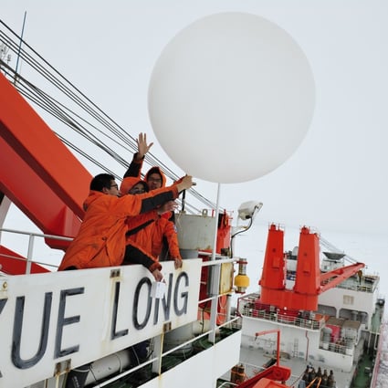 Members of Chinese Antarctic exploration team release the sounding balloon to forecast weather change in Antarctica. Photo: Xinhua