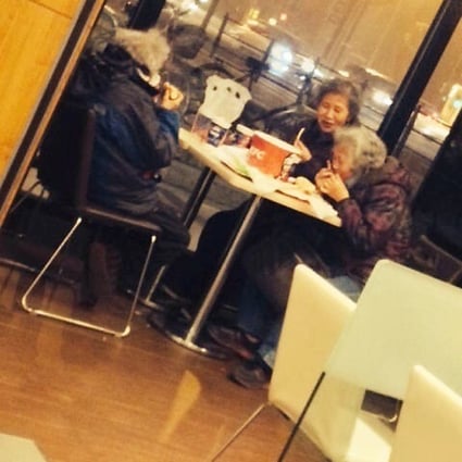 A photo of three elderly women having to spent New Year's Eve at KFC sparked soul-searching on weibo. 