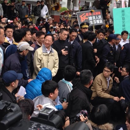 Taiwan Prime Minister Jiang Yi-huah (centre, in casual jacket) talks to students and other protesters outside the legislature. Photo: CNA