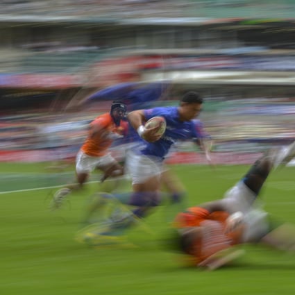 Kelly Meafua heads for the try line to complete his hat-trick in Samoa’s 33-14 Bowl quarter-final victory against Sri Lanka. Photo: Antony Dickson/SCMP