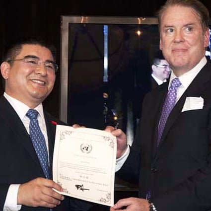Photo of Chinese billionaire Chen Guangbiao receiving a certificate from Patrick Donohue, who identified himself as the chairman of New York-based China Foundation for Global Partnership. Photo: Weibo