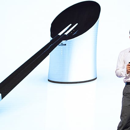 Baidu founder Robin Li introduces smart chopsticks.