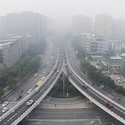 Vehicles and buildings are seen amid the heavy haze in Beijing. Photo: Reuters