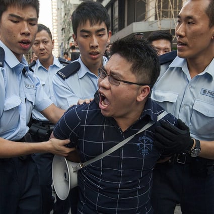 Police officers in Mong Kok lead away an anti-Occupy protester. Photo: EPA