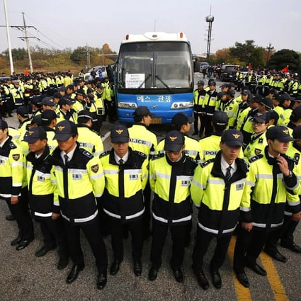 Police in Paju surround a bus transporting activists planning to launch balloons.Photo: Reuters