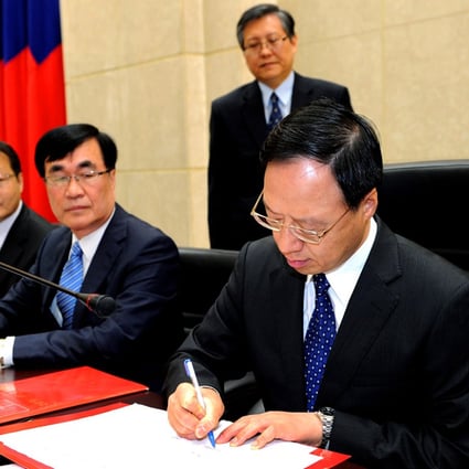 Premier Jiang Yi-huah (right) sign the order on the cabinet's resignation in Taipei. Photo: EPA