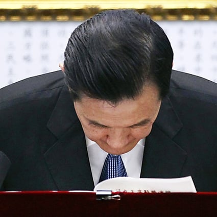 Taiwanese President Ma Ying-jeou bows after announcing his resignation from the Kuomintang in Taipei. Photo: Reuters