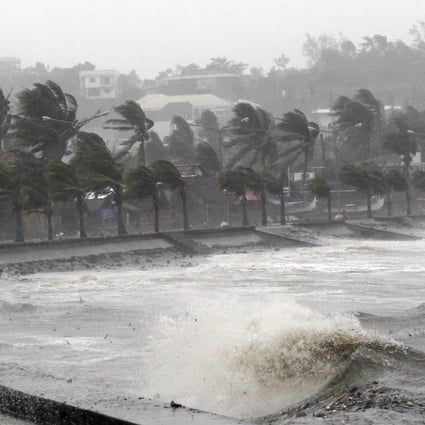 Strong winds and waves brought by Typhoon Hagupit pound the seawall in Legazpi City, Albay province, southern Luzon. Photo: Reuters