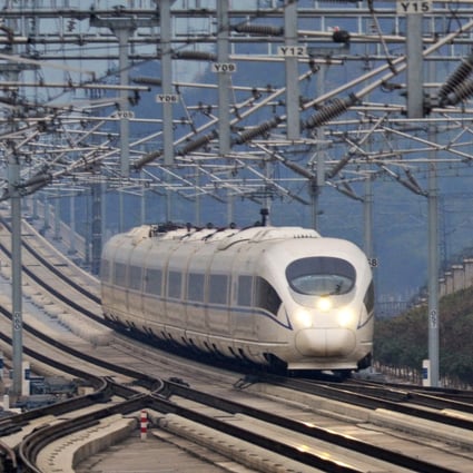 A train running on the Shanghai-Kunming high-speed railway heads for Yiwu Station, Zhejiang Province on Dec. 10, 2014. Photo: Xinhua