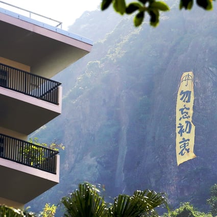 A new banner calling for people not to forget the goals of Occupy hangs on a vertical face at Victoria Peak: Photo: Felix Wong