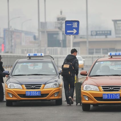 People get into taxis at Beijing's railway station. KuaiDi Dache got US$600 million in a financing round led by SoftBank and Alibaba. Photo: Xinhua 