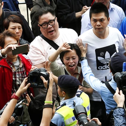 Anti-protest onlookers gesture at protesters during a demonstration against mainland traders at Yuen Long in Hong Kong on March 1, 2015. Photo: Reuters