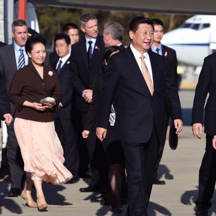 President Xi Jinping and his wife Peng Liyuan with members of their security detail as they prepare to board a flight from Sydney to New Zealand.  Photo: AFP