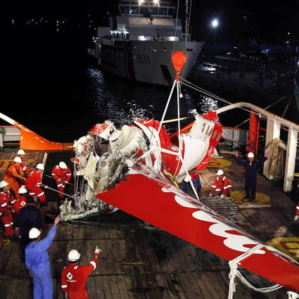 A section of the tail of AirAsia Flight QZ8501 passenger plane is seen on the deck of the rescue ship Crest Onyx, a day after it was lifted from the seabed, as crew try to lift it off the ship in Kumai Port, near Pangkalan Bun, Central Kalimantan in this January 11, 2015 file photo. Photo: Reuters