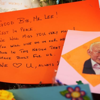 A farewell message to former Singapore Prime Minister Lee Kuan Yew at the hospital where he passed away in Singapore. Photo: AP