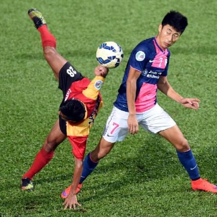 Kitchee's Xu Deshuai takes on Syhlo Malsawm, of East Bengal, during their AFC Cup match at Mong Kok Stadium. Photo: Xinhua
