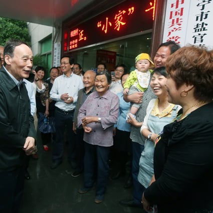 CCDI chief Wang Qishan meets residents during an inspection tour of Zhejiang province on May 8, 2015. Photo: Xinhua