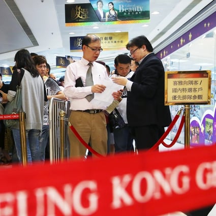 Homebuyers queue at a sales office of The Beaumount. Photo: Sam Tsang
