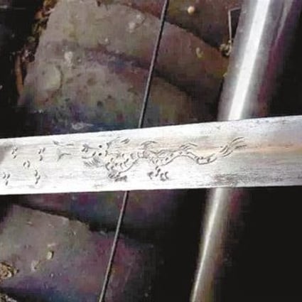 The farmer found the sword in his field, and sharpened into a kitchen, probably diminishing its value. Photo: Weibo
