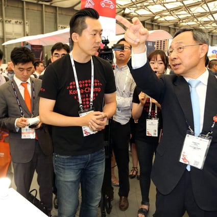 Coming from one of the world's most wired countries, Hwang Chang-gyu (right), chairman of South Korea's No. 2 mobile carrier KT, may not have been impressed by the shaky mobile internet connectivity at the MWC Shanghai trade fair on Wednesday. Photo: EPA