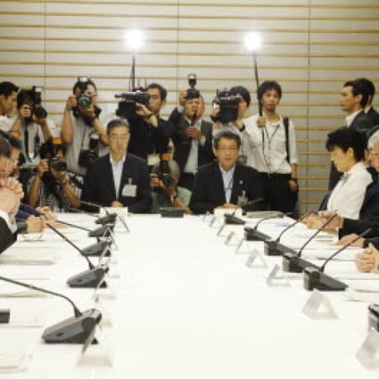 A meeting is held at Shinzo Abe's office in Tokyo to discuss measures against global warming yesterday. Photo: Kyodo 