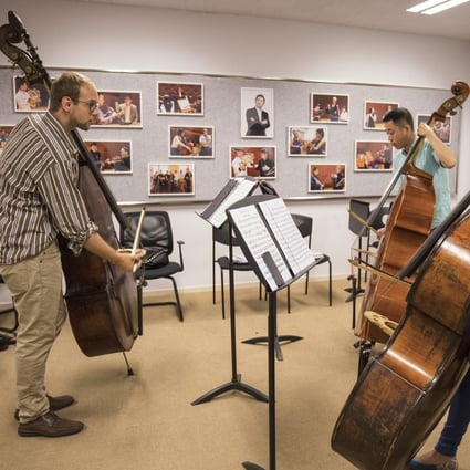Max Zeugner, acting associate principal bass with the New York Philharmonic, gives a lesson in Shanghai.  Photo: Chris Lee 
