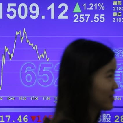 A board at a securities company in Hong Kong tells the tale of Tuesday's share index. Photo: AP 