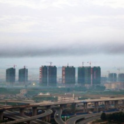 A black belt of smog appeared over Zhengzhou, Henan province, on Tuesday morning. Photo: China Daily