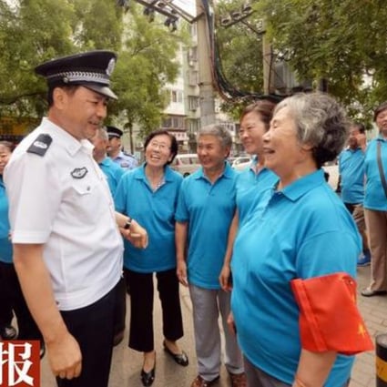 Volunteer members of the 'persuasion teams' help maintain law and order in Fengtai district. Photo: Sina 