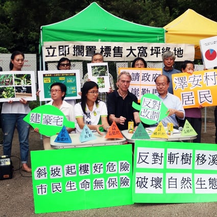 A concern group with residents of Chak On Estate protest on September 16, 2015 about Lands Department's decision to sell a chunk of land near Lion Rock Country Park. Photo: inmediahk.net