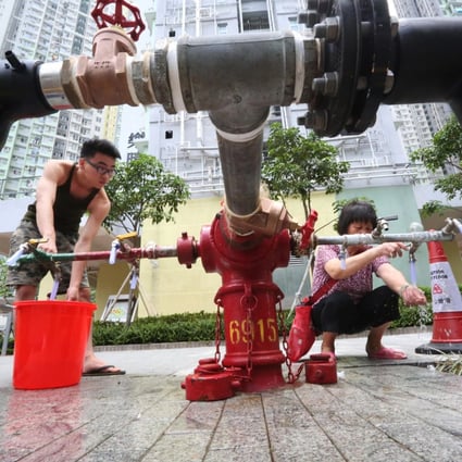 Residents of Kai Ching Estate in Kai Tak stock up on water from a fire hydrant after lead was detected in the fresh water supply. Photo: Felix Wong