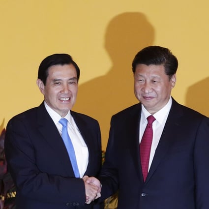 Taiwanese leader Ma Ying-jeou and Chinese President Xi Jinping meet in Singapore on November 7, in the first meeting of both sides' leaders in 66 years. Photo: EPA
